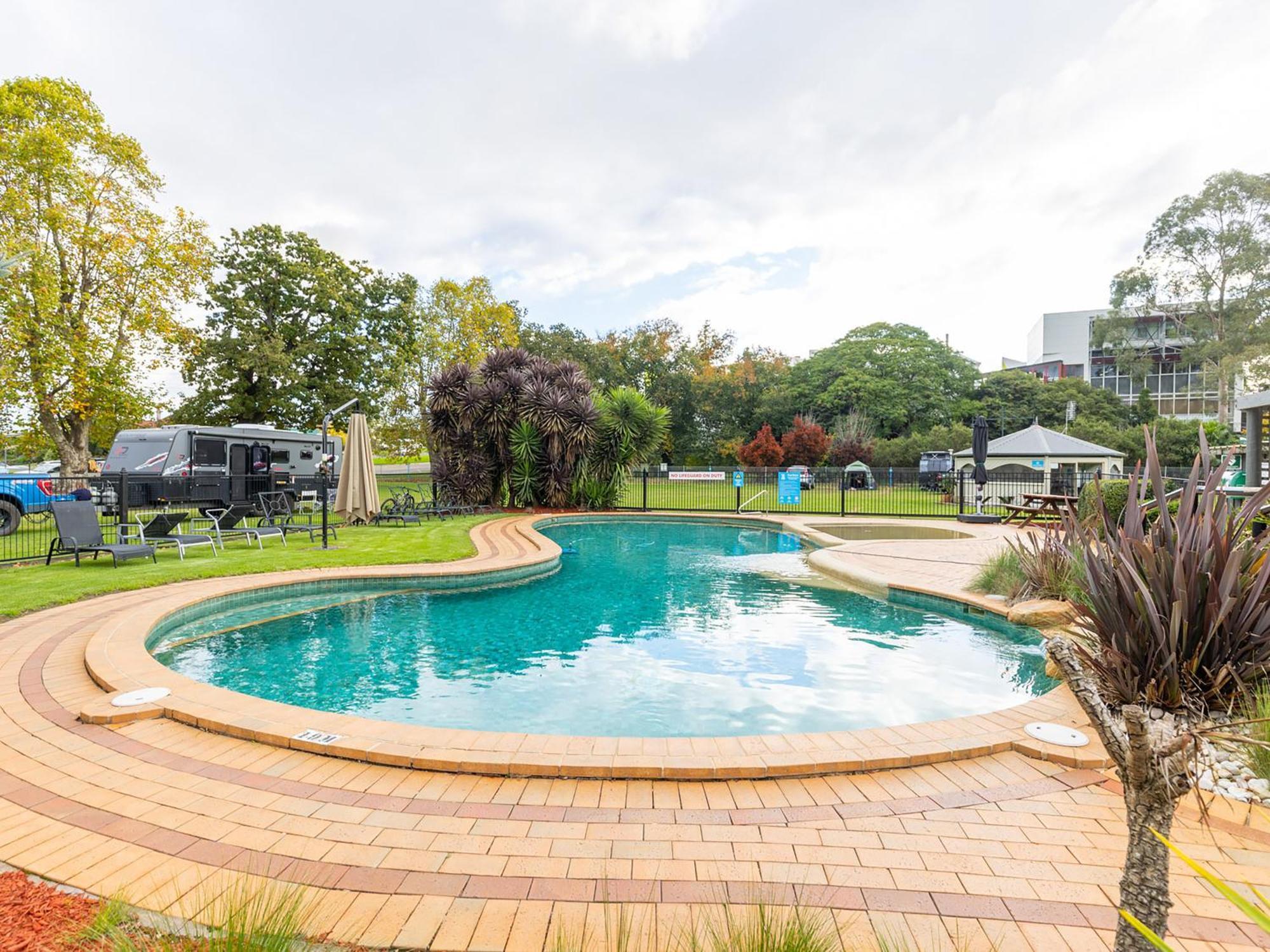 Nrma Bairnsdale Riverside Holiday Park Bagian luar foto
