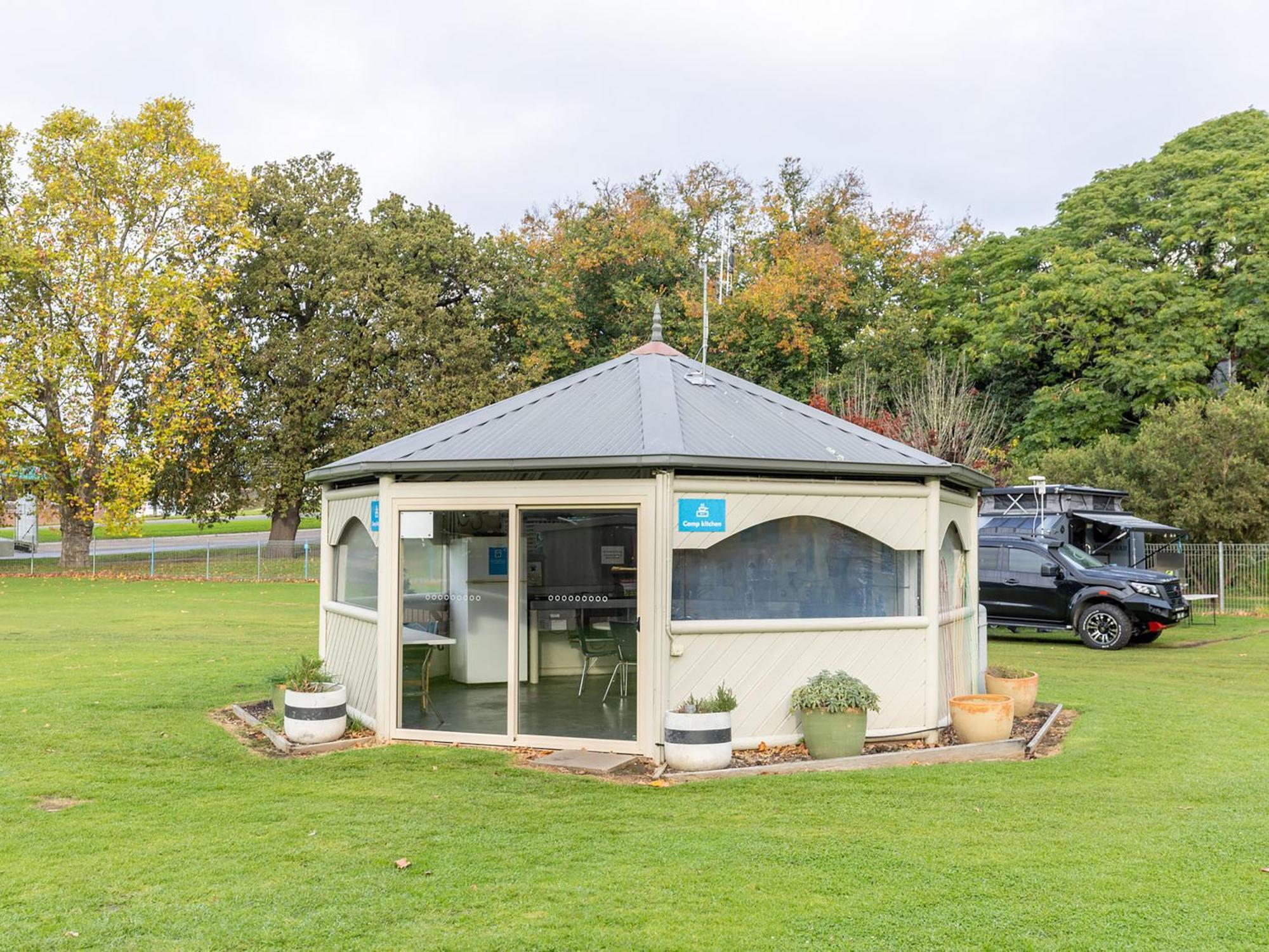 Nrma Bairnsdale Riverside Holiday Park Bagian luar foto