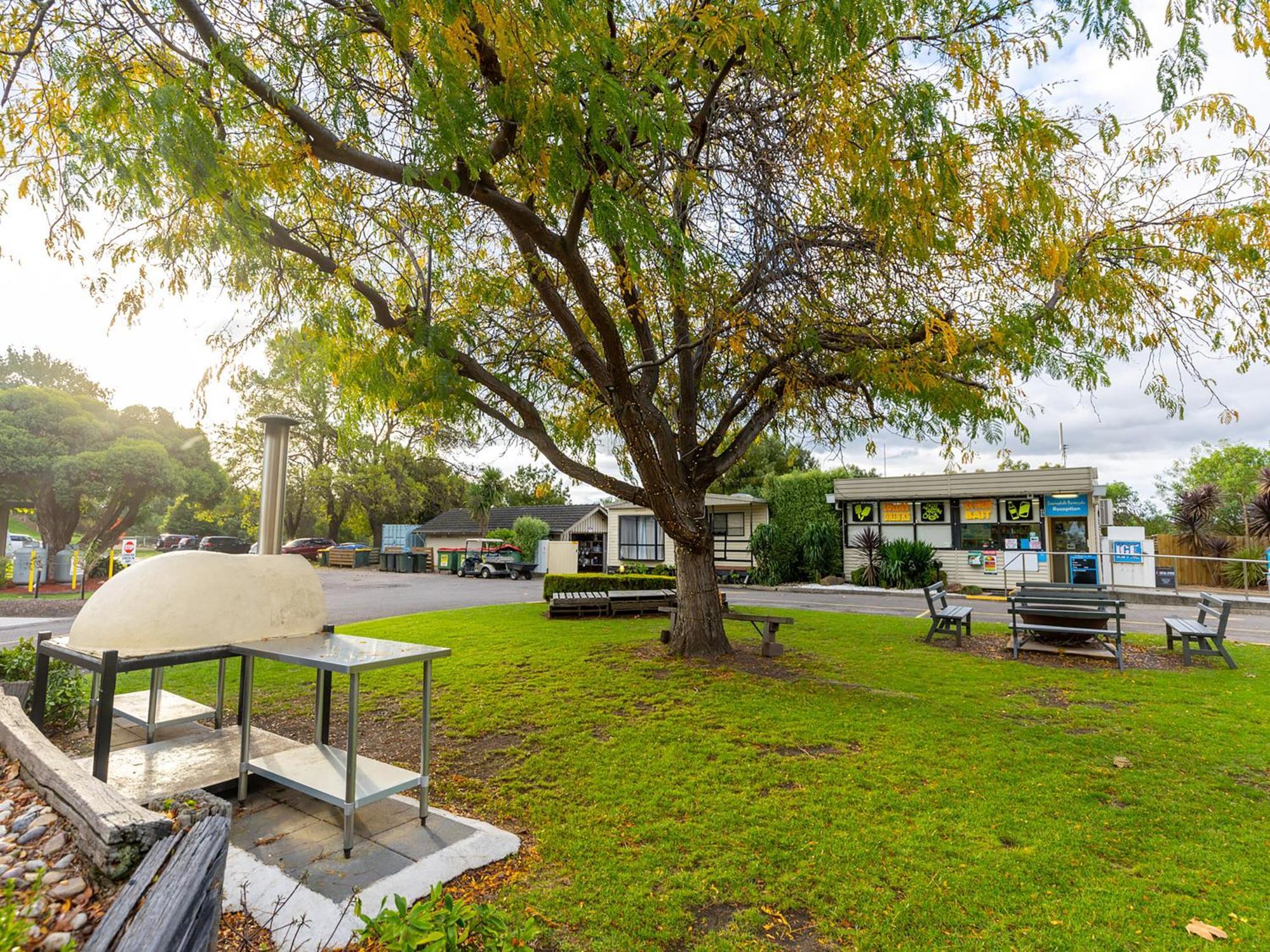 Nrma Bairnsdale Riverside Holiday Park Bagian luar foto
